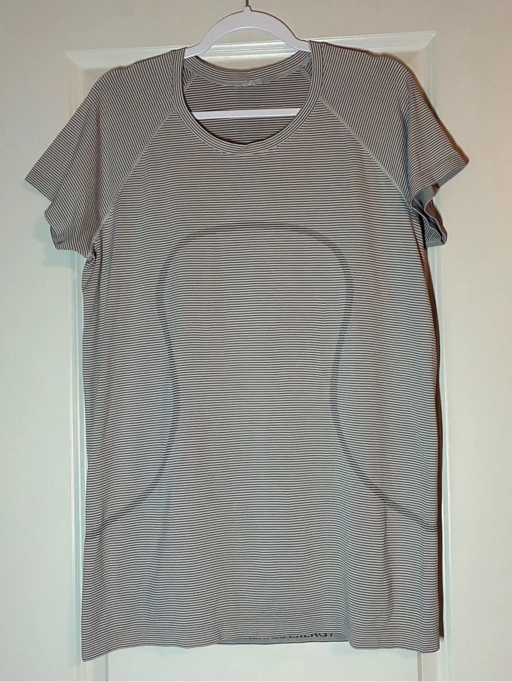 Lululemon Swiftly Tech Short Sleeve 2.0 in Tempo Stripe White / Black Size 14